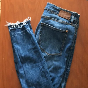 Lager 157 skinny jeans stl L - Dessa är använda några gånger, men fortfarande i mycket fint skick! Jeansen har hål/slitningar på knäna och i slutet av byxbenen! <33