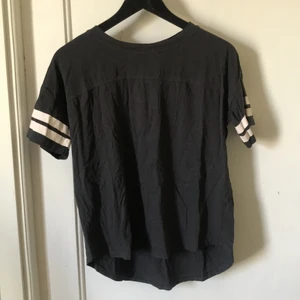 H&M grå tröja - Denna är i använt skick men har inga skavanker! Kan användas som en träningströja eller bara en vardagströja <3