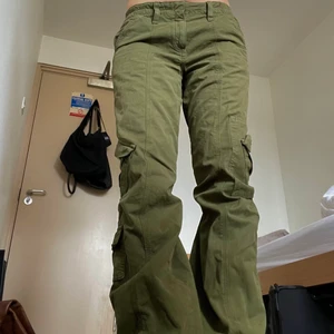 Gröna cargo pants  - Gröna cargo pants lågmidjade från Urban Outfitters i storlek S. Helt slutsålda på hemsidan.. Har ej mått men midjan är justerbar med resår. Perfekt skick💛💝🌼
