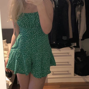 Sommar klänning  - Fin grön sommarklänning! Storlek S köpt på New Yorker (tror jag)