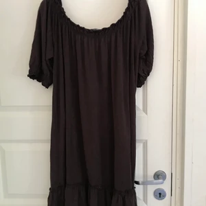 Brown Dress - I do not remember where I got this but it’s very comfortable and I’ve never been able to wear it because it doesn’t look very flattering on me but I know it would look good on any other person ❤️