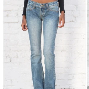 Lågmidjade jeans - Säljer dessa helt nya jeans för att dem va för korta på mig som är 170! Annars super fina. 39 i midje mått och 75 i innerbenslängd