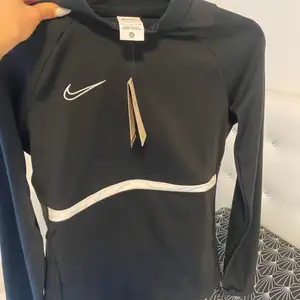 Hej, säljer en helt ny Nike hoodie som aldrig kommit till användning. Köpt från asos för runt 500kr och säljs för 100kr