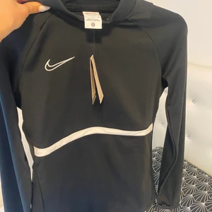 Nike hoodie  - Hej, säljer en helt ny Nike hoodie som aldrig kommit till användning. Köpt från asos för runt 500kr och säljs för 100kr