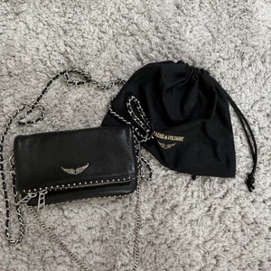 zadig väska - säljer denna zadug väska som köptes i mars så den är i bra skick💓ända defekten är att kedjan har rostat lite men det är inget man tänker på🥰