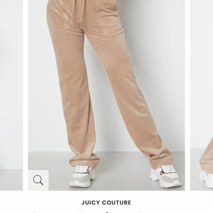 Juicy couture byxor stl S -  super fina juicy byxor i färgen Warm Taupe. Byxorna är i storlek S och använda 2 gånger men insett att dom är för stora så använder mina svarta i Xs mycket mer. Bud börjar på 700kr köp direkt 1000.