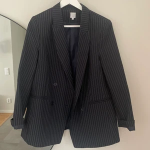 Randig kavaj  - Randig kavaj med okänt märke. Supersnygg passform och enkel att slänga över en klänning i sommar! 