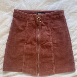 manchester kjol - superfin manchester kjol i rosa!😍 kjolen är i storlek xs och stängs med en dragkedja i framsidan. plagget är i mycket bra skick 💗