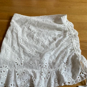 Vid blommig kjol❤️ - En vit fin kjol kan kan dra i snörena och välja om den ska vara lång eller kort❤️