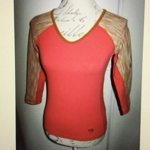  Mountain snygg tröja Nyskick Stl XS  - Använd en gång , ficka på ena arm , töjbar kvalite  Nypris var 699kr  Som ny! 