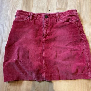 Supersöt Manchesterkjol! - Supersöt Manchesterkjol i en ljusröd färg! Ganska kort! 🌸