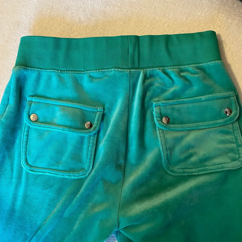 Säljer mina gröna juicy byxor.  I bra skick bara använda några gånger. . Jeans & Byxor.