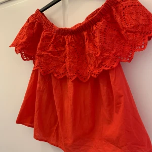 Off shoulder topp från Gina tricot i strl 38 - Röd off shoulder topp från Gina Tricot i strl 38. I mkt fint skick.