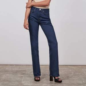 Snygga jeans från zara i flare modell med midwaist. Använda vid få tillfällen därav väldigt bra skick 💙