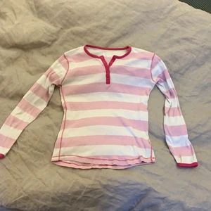 Vintage tajt farfarströja - Rosa/vit randig tajt långärmad farfarströja. Bra skick, skönt och bekvämt material och sitter super bra på mig som är en XS! Ingen retur :))