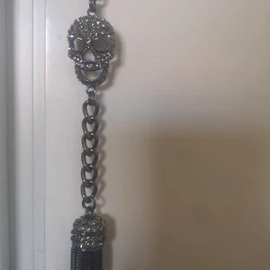 Döskalle halsband - Ett riktigt bling bling halsband ur Laila Bagges döskalle kollektion. Det är ett långt halsband som är ganska tungt. 