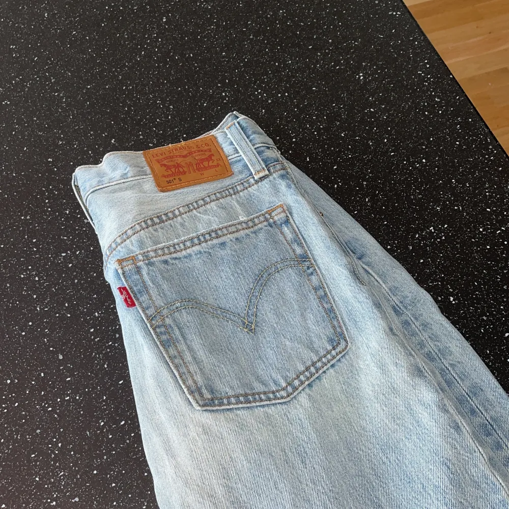 Ett par Levis 501 som sitter som storlek XS, står ingen storlek tyvärr. Jeans & Byxor.