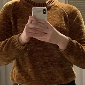 Mys tröja i strl 140 men stor i strl - En mörkorange myströja i strl 140 men stor i bra skick och väldigt skön från zara