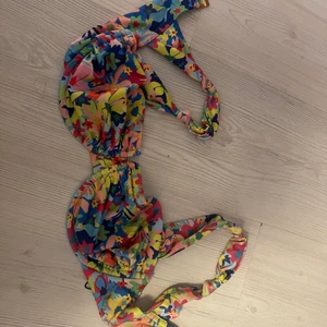 Hanna schönberg bikini topp - Säljer denna bikini topp från Hanna schönbergs kollektion. Storlek 80C. Helt oanvänd! Köparen står för frakten!💛