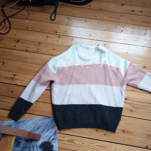 Långärmad träja strl 146-152 - Långärmad tröja från Hm i bra skick som är varm och skön lite stor i storlek❤