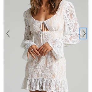 Vit klänning  - Jättefin vit klänning som tyvärr inte passar mig. Helt oanvänd med lappen kvar, skriv privat för fler bilder🧡 Storlek 36 vilket motsvarar AU 8! 