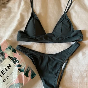 Helt ny grönblå bikini strl M S - Helt ny grön blå bikini / bikiniset i storlek M, passar även S! Brazilian string, aldrig använd, intimskydd kvar. Justerbar i axelbanden, uttagbara pads! Frakt 26kr💕