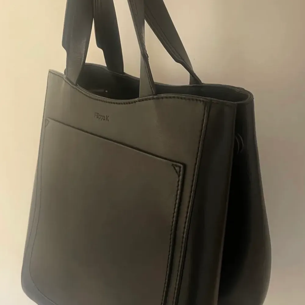 Svart fin väska från Filippa K. Shelby mini bucket bag. Blir tyvärr bara ståendes i garderoben. . Väskor.