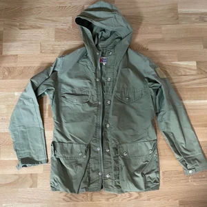 Fjällräven jacka - Säljer denna gröna vintage fjällräven jacka. Tunt material och perfekt till våren. Mycket fint skick då den är sparsamt använd, finns inte att köpa längre. Hör av er vid frågor ❤️ kan frakta om man står för kostnaden. Strl 38 men lite mindre i strl 