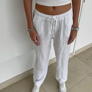 Vita linnebyxor! - Säljer dessa ursnygga linnebyxor som är väldigt populära till sommaren pågrund av att dessa var för små! Rak i modellen och helt oanvända 💗 skriv om ni undrar något mer (lånade bilder) KÖP DIREKT FÖR 400 + frakt! BUDA INTE OM NI INTE TÄNKER KÖPA!