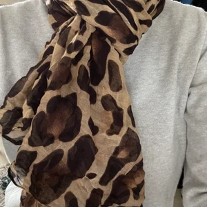 Scarves i fint skick - 50kr/st eller alla för 100kr