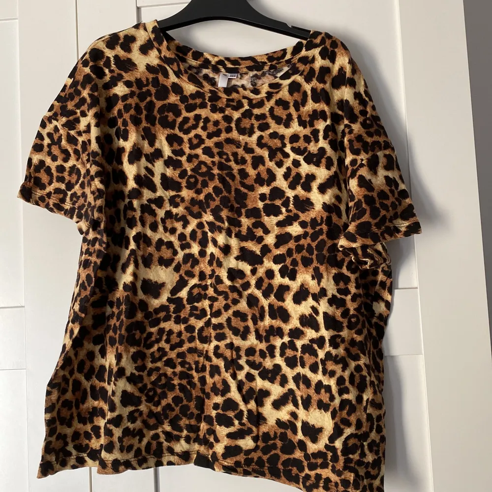 Leopard färgad t-shirt i storlek XS/S, använd enstaka gånger . T-shirts.