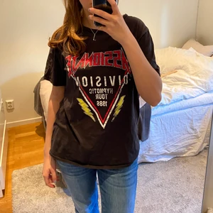 Snygg T-shirt  - Säljer denna så snygga T-shirt från Nelly. Väldigt bra skick. Storlek S men passar även mig som brukar ha M. Skriv privat för fler bilder eller frågor💕. DM vid intresse💕 (köpare står för frakt)