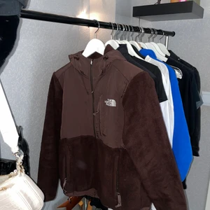 North face Fleece - Använd Max 1 gång, sitter ganska tajt på mig och tänkte mig mer pösigt därmed säljer jag den. Kan vara perfekt nu när de blir lite varmare