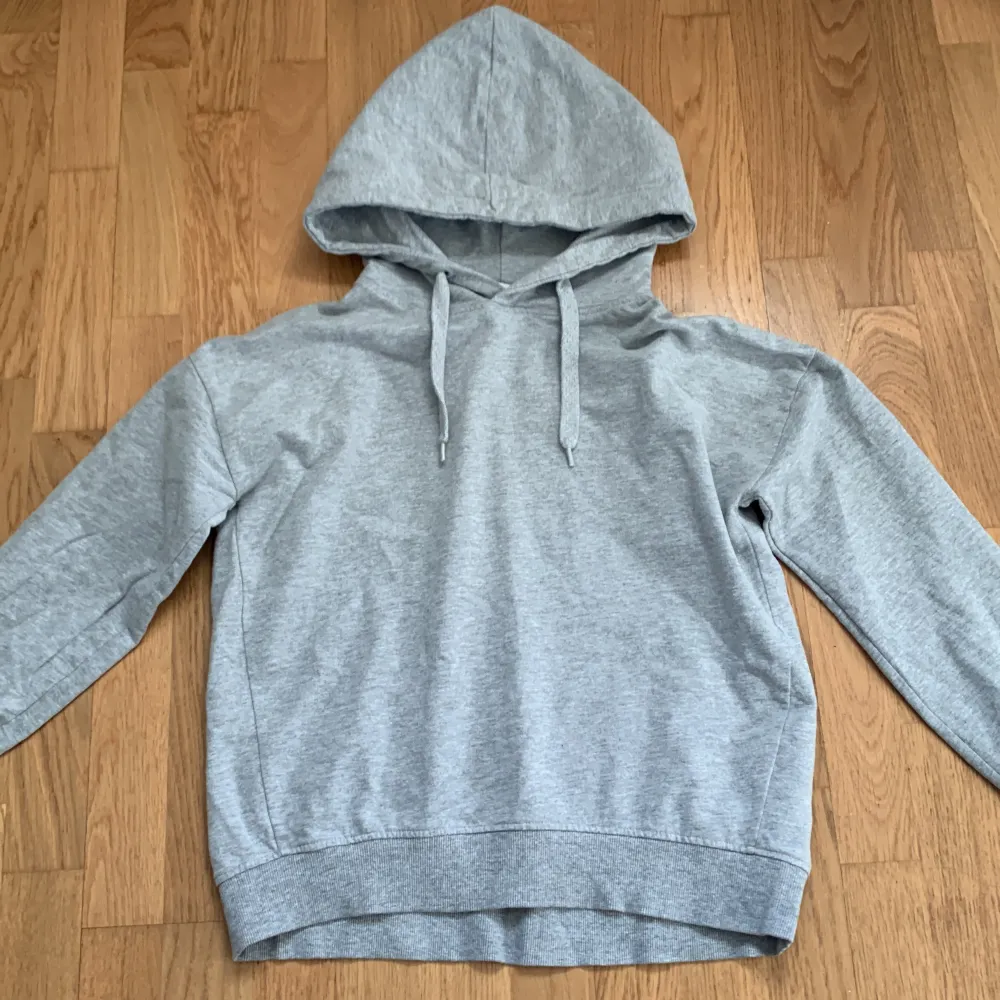 Säljer denna hoodie för att den köptes i fel storlek!🤍 Använd max 3 gånger så den är precis som ny!💕. Hoodies.
