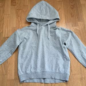 Säljer denna hoodie för att den köptes i fel storlek!🤍 Använd max 3 gånger så den är precis som ny!💕