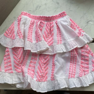 Kjol - Säljer denna skit coola kjol som jag köpt på Jackie! Perfekt till sommaren och aldrig använd 💓 nypris 1600 , storlek onesize men skulle säga att den passar xs-m