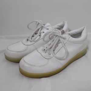 Vita sneakers - Vita sneakers, lite tjockare, passar 37🌱