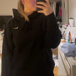 Nike hoodie - Fin hoodie från Nike. Köpt för ca 500 kr, säljer för 200 kr. Knappt använd❤️‍🔥 storlek L men sitter mer som en M