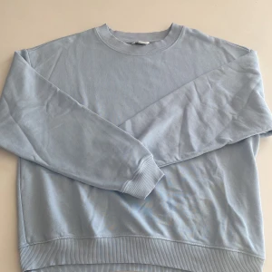 Sweatshirt  - ricktigt skön och fin sweatshirt som jag köpte fårn monki för ett tag sen! storlek s men sitter då oversized! Super fin färg också!