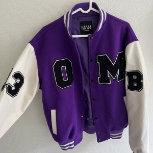 Virsity jacka nyskick - Köpte jackan på bud för 850kr och har kanske andvänt den 10 gånger ser ut som ny. Bud från 400kr ( bud görs privat)