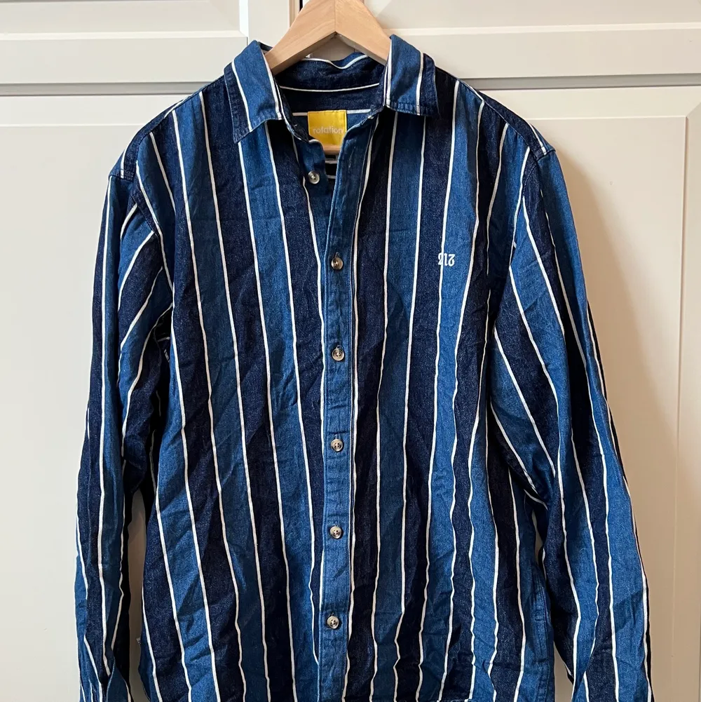 Säljer en fin blå randig skjorta från carlings köpt för 400 säljer den för 80. Skjortor.