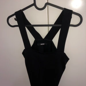 Svart topp - Hej, säljer mitt svarta linne från bikbok, bredare band och möts i kors därbak, storlek xs