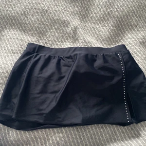 Konståkningskjol  - En konståkningskjol som jag säljer eftersom att jag slutat tränat konståkning. Den är i använt skick. Den är i strl M men passar bättre på s/xs