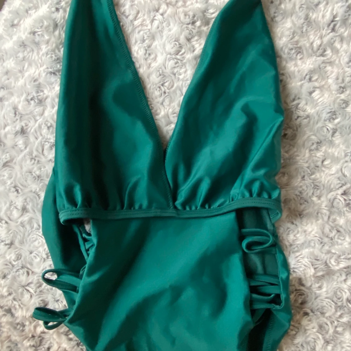 Grön baddräkt med cutouts  - 90