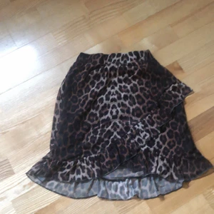 Kjol med leopard mönster.  - Säljer den här kjolen med leopard mönster. Köpt för cirka 1,5 år sedan av en tjej här på Plick. Använt den några få gånger. Väldigt bra kvalite med inga defekter. 