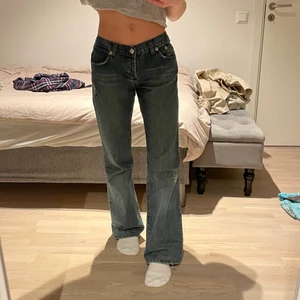 Victoria Beckham jeans - !!intressekoll!! Tänker kanske sälja mina Victoria Beckham jeans som är i väldigt bra skick och använda några gånger. Alla diamanter sitter kvar förutom 4 st. De är äkta. De är lågmidjade och sitter jättefint på en som är 156 och uppåt! Skriv nere i kommentarerna vad ni tycker är ett bra pris!💗
