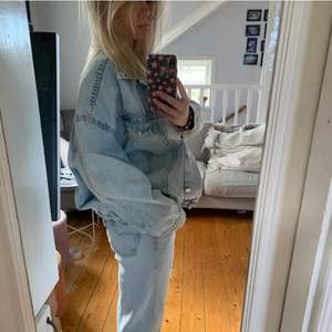 Jättefin jeans jacka från gina! Aldrig använd och prislappen kvar! Sitter fint oversized på mig som är normalt en S och 165cm! Nypris är 499🥰 frakt är inräknat i priset!!