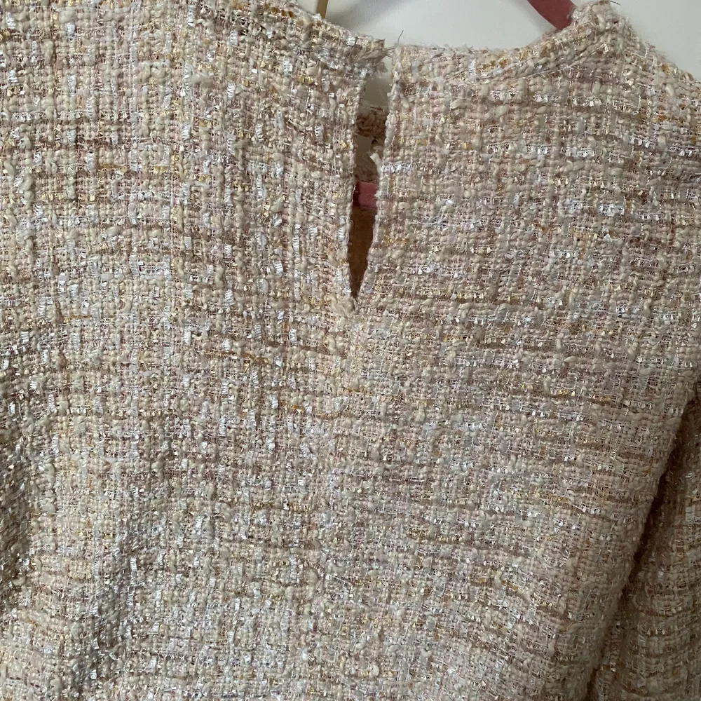 Jätte fin tröja med pärldetaljer framtill från Zara, endast använd några ggr. Storlek S, perfekt till våren 🌸. Tröjor & Koftor.