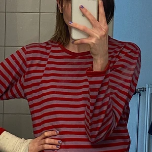 Marimekko tröja - Randig makimekko klassiker i modellen med ovanliga färger! Den här fina toppen säljer jag bara om jag får ett bra bud ;) Det är en snygg vår favorit som är väldigt ovanlig🥰