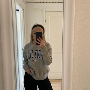 HILFIGER TRÖJA  - En hilfiger tröja som är helt ny!
